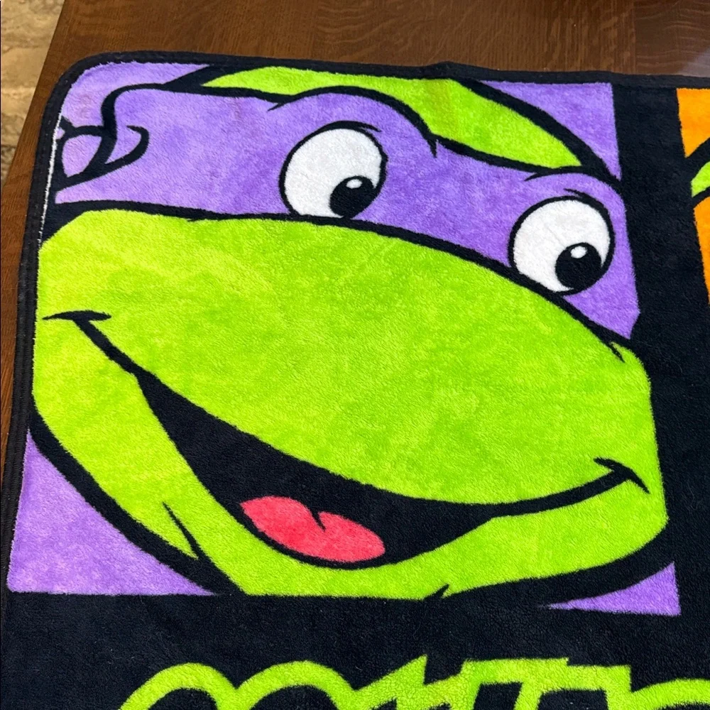 Teenage Mutant Ninja Turtles Blanket. Nickelodeon  38X45 inches. Vibrant colors